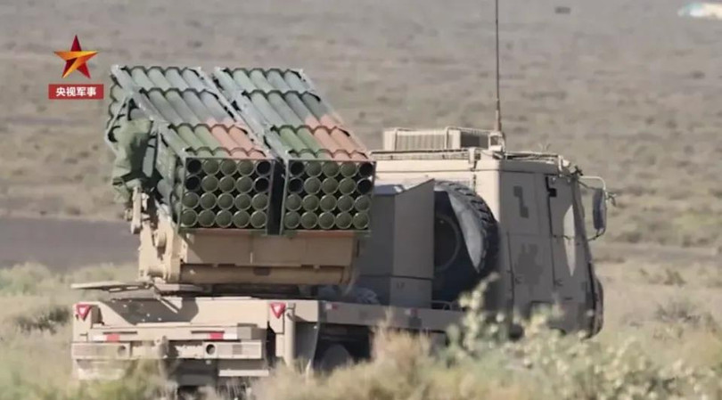 Xe chở kiêm bệ phóng tên lửa PHL-11. Ảnh: QQnews.