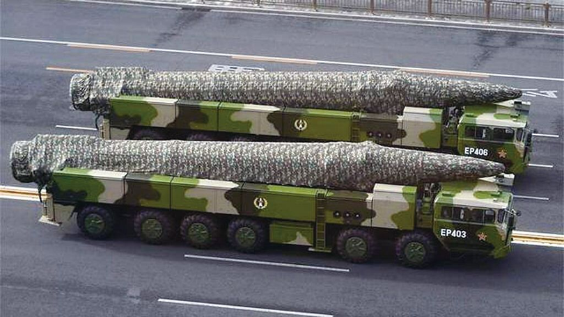 Tại cuộc tổng duyệt, tên lửa bị che này được đồn đoán là DF-27. Ảnh: Chinatimes.