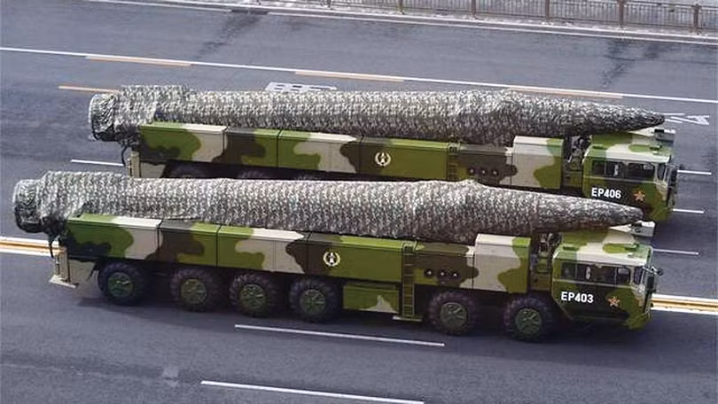 Tại cuộc tổng duyệt, tên lửa bị che này được đồn đoán là DF-27. Ảnh: Chinatimes.