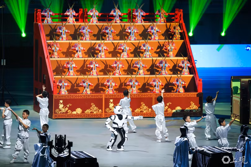 Nguoi va Robot bieu dien vo.jpg