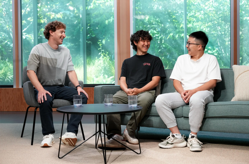 Ông chủ Meta Mark Zuckerberg (trái) đã chi rất nhiều tiền để lôi kéo các nhân tài AI. Người áo trắng là Triệu Thịnh Giai. Ảnh: Ifeng.