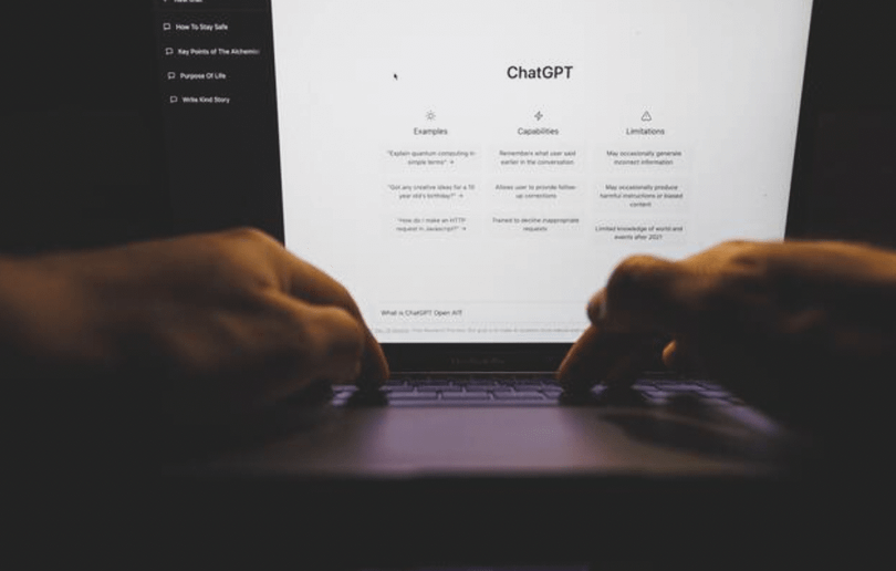 Quá sùng bái và tin tưởng AI trong một số trường hợp có thể gây hại. Ảnh: Singtao.