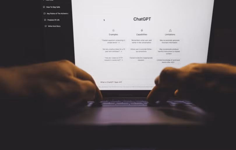 Quá sùng bái và tin tưởng AI trong một số trường hợp có thể gây hại. Ảnh: Singtao.