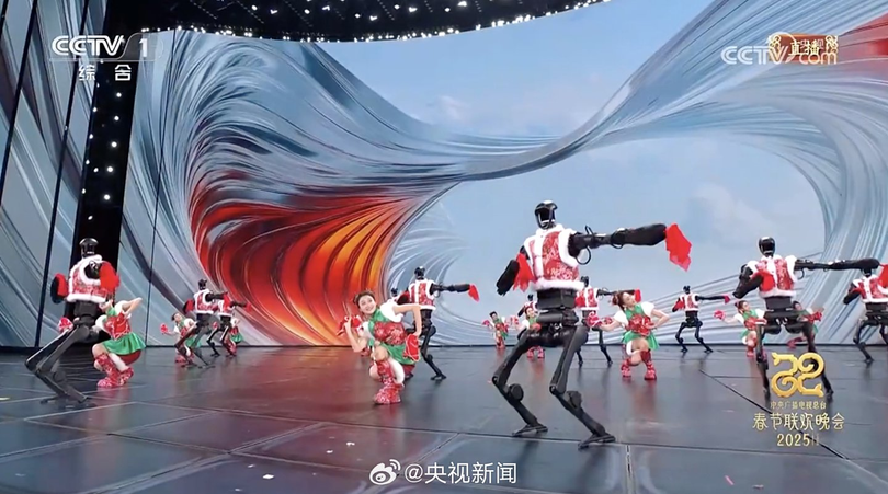 Màn biểu diễn cùng các vũ công của robot Unitree trên CCTV trong Gala Tết Ất Tỵ đã gây nên cơn sốt robot hình người ở Trung Quốc. Ảnh: Sohu.