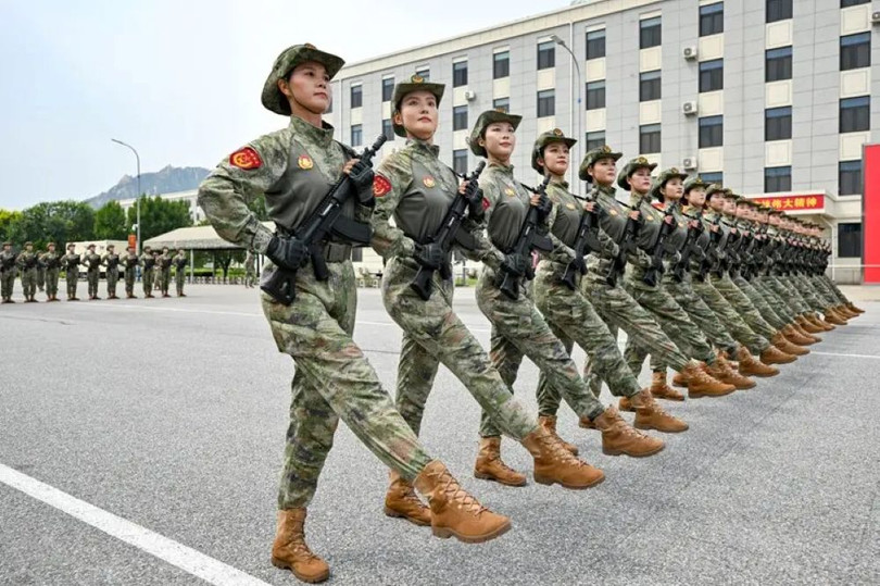 Nu quan nhan tap.jpg