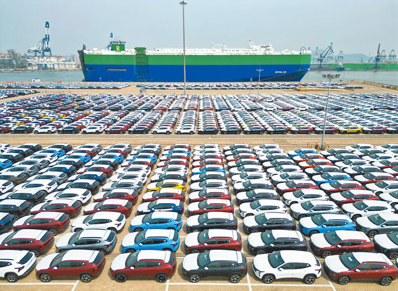 6 tháng đầu năm 2025, Trung Quốc đã xuất khẩu 3,38 triệu xe ô tô, tăng 18%. Ảnh chụp các xe ô tô tập kết chờ xuống tàu vượt biển. Ảnh: Xinhua.