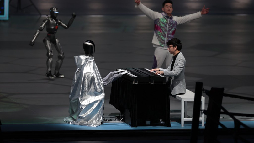 nmguoi va robot cung choi piano.jpeg