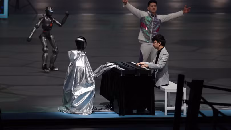 nmguoi va robot cung choi piano.jpeg