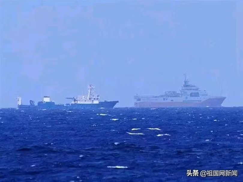 Tàu "Địa chất biển - 8" của Trung Quốc (trước) cùng tàu hộ tống hoạt động thăm dò trái phép trong vùng biển thuộc vùng đặc quyền kinh tế của Việt Nam 