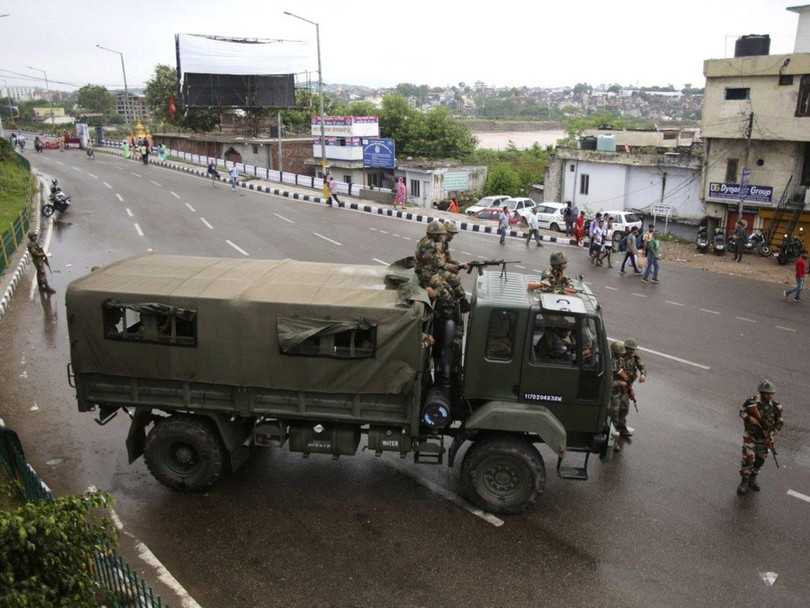 Quân đội Ấn Độ tiến vào phong tỏa đường phố Kashmir