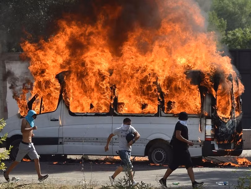 Sau khi cựu tổng thống Kyrgyzstan Almazbek Atambayev bị bắt, những người ủng hộ ông đã gây bạo loạn ở thủ đô Bishkek