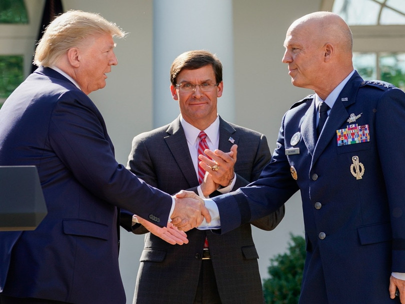 Tổng thống Donald Trump, Bộ trưởng Quốc phòng Mark Esper và tưởng John Raymond, Tư lệnh SpaceCom, (Ảnh: Đa Chiều)