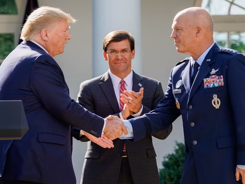 Tổng thống Donald Trump, Bộ trưởng Quốc phòng Mark Esper và tưởng John Raymond, Tư lệnh SpaceCom, (Ảnh: Đa Chiều)