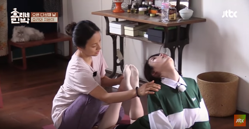 IU tập luyện yoga cùng Lee Hyori