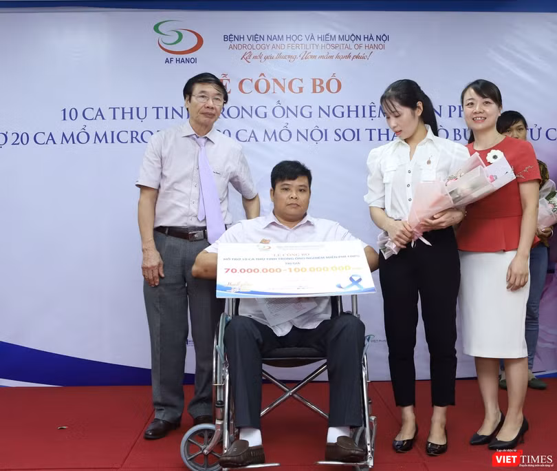 Lãnh đạo Bệnh viện Nam học và Hiếm muộn Hà Nội trao quà TTTON miễn phí cho vợ chồng anh chị Trần Thị Nga và anh Vũ Văn Khải 