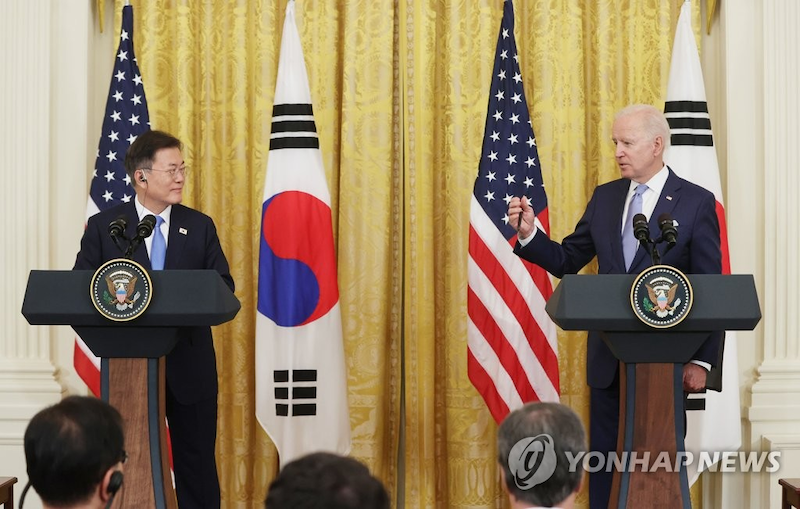 Tổng thống Mỹ Joe Biden và Tổng thống Hàn Quốc Moon Jae-in họp báo chung, thông báo việc chấm dứt thực hiện Hướng dẫn tên lửa Hàn-Mỹ (Ảnh: Yonhap). Tổng thống Mỹ Joe Biden và Tổng thống Hàn Quốc Moon Jae-in họp báo chung, thông báo việc chấm dứt thực hiện Hướng dẫn tên lửa Hàn-Mỹ (Ảnh: Yonhap).