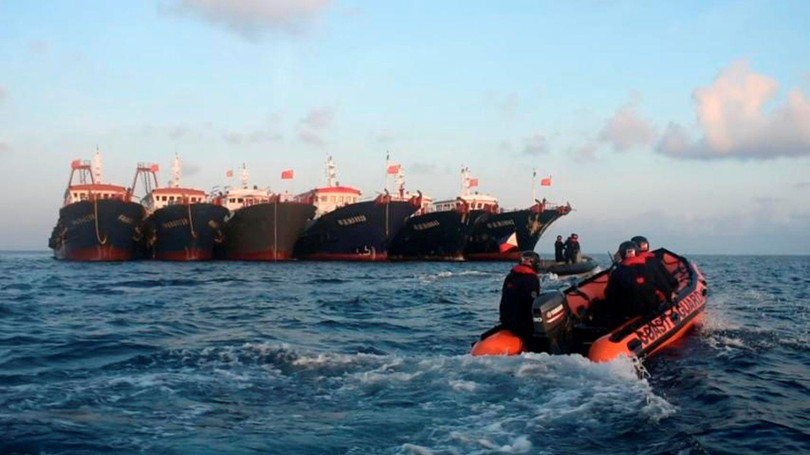 Xuồng của Cảnh sát biển Philippines tiếp cận các tàu Trung Quốc neo đậu trên bãi Ba Đầu (Ảnh: Reuters).