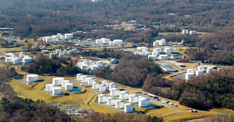 Một kho trung chuyển xăng dầu của Colonial Pipeline, công ty đang bị hacker tấn công (Ảnh: Dwnews).