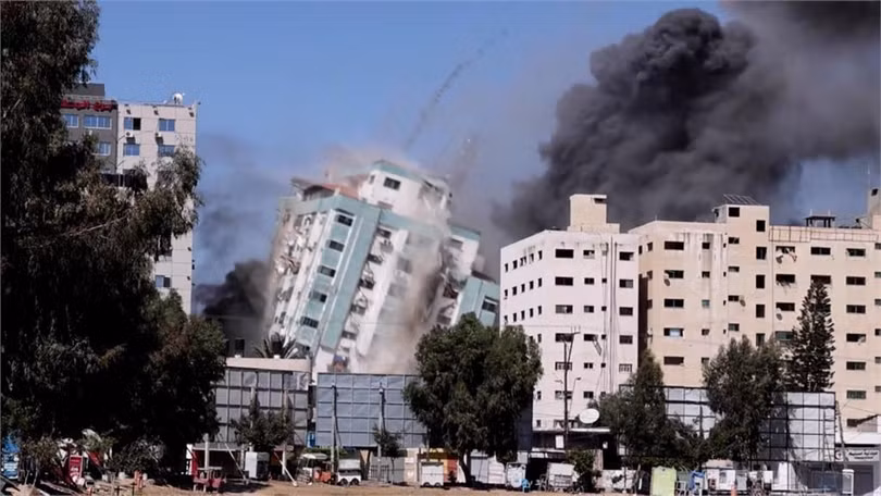 Tòa nhà 12 tầng bị sập sau khi trúng liên tiếp 3 quả tên lửa từ máy bay Israel (Ảnh: Sohu).