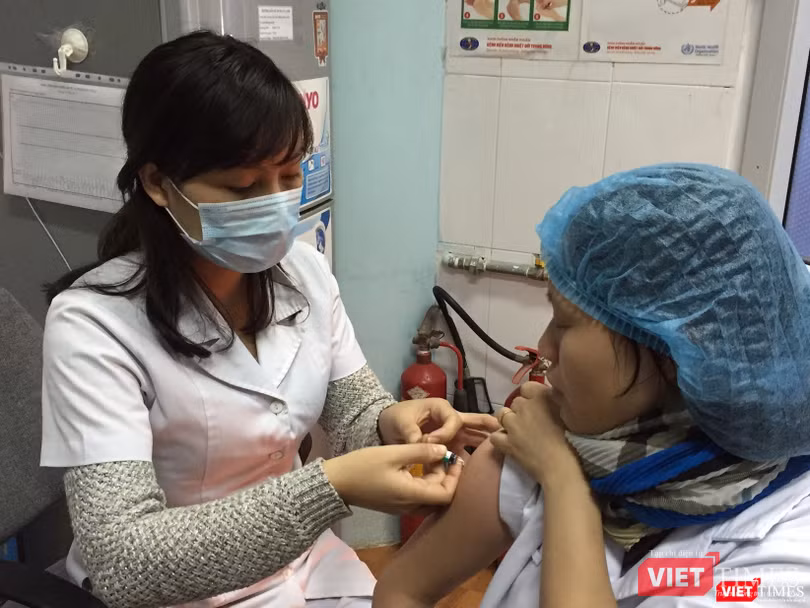 Tiêm vaccine Covid-19 vẫn là biện pháp quan trọng để phòng ngừa dịch.