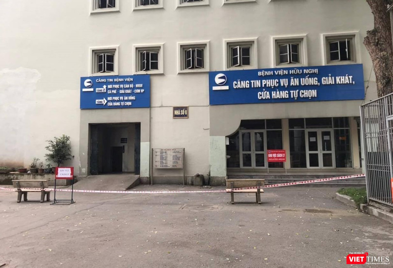 Phong tỏa nhà ăn của BV Hữu Nghị và cách ly khẩn cấp các nhân viên của Công ty TNHH Trường Sinh làm việc tại đây (ảnh: Thu Thủy)