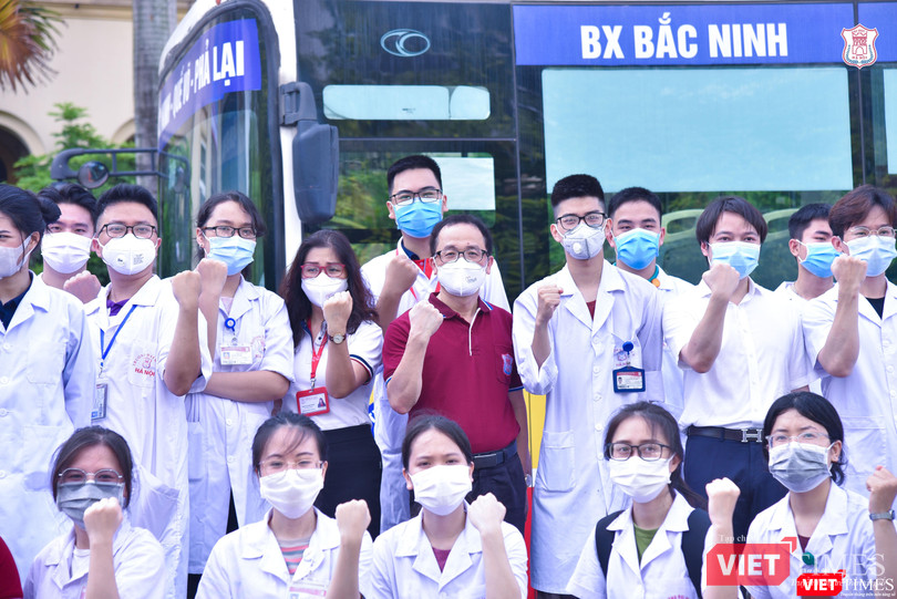 Hàng trăm sinh viên Trường Đại học Y Hà Nội đã lên đường hỗ trợ miền Nam chống đại dịch Covid-19 thời điểm giữa năm 2021 Hàng trăm sinh viên Trường Đại học Y Hà Nội đã lên đường hỗ trợ miền Nam chống đại dịch Covid-19 thời điểm giữa năm 2021
