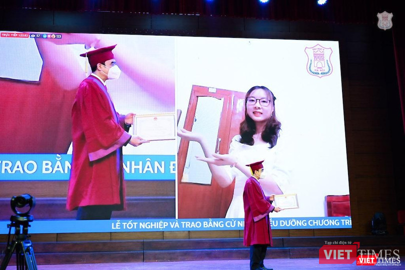 GS.TS. Nguyễn Hữu Tú – Hiệu trưởng Trường Đại học Y Hà Nội –trao bằng tốt nghiệp qua hình thức online cho các tân cử nhân bị mắc Covid-19 không dự trực tiếp được GS.TS. Nguyễn Hữu Tú – Hiệu trưởng Trường Đại học Y Hà Nội –trao bằng tốt nghiệp qua hình thức online cho các tân cử nhân bị mắc Covid-19 không dự trực tiếp được