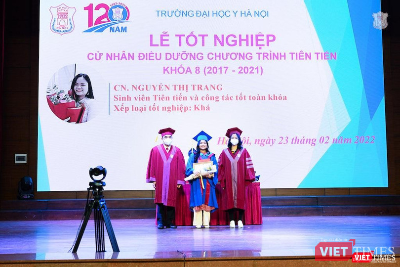 GS.TS. Nguyễn Hữu Tú – Hiệu trưởng Trường Đại học Y Hà Nội –trao bằng tốt nghiệp cho các cử nhân Chương trình tiên tiến khoá 8 GS.TS. Nguyễn Hữu Tú – Hiệu trưởng Trường Đại học Y Hà Nội –trao bằng tốt nghiệp cho các cử nhân Chương trình tiên tiến khoá 8