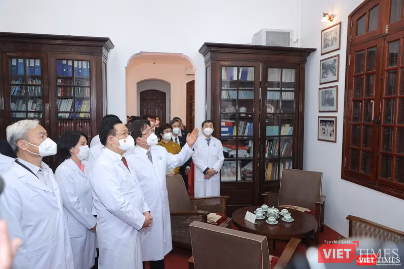 Chủ tịch Quốc hội Vương Đình Huệ cùng các đại biểu thăm phòng truyền thống của BV Việt Đức