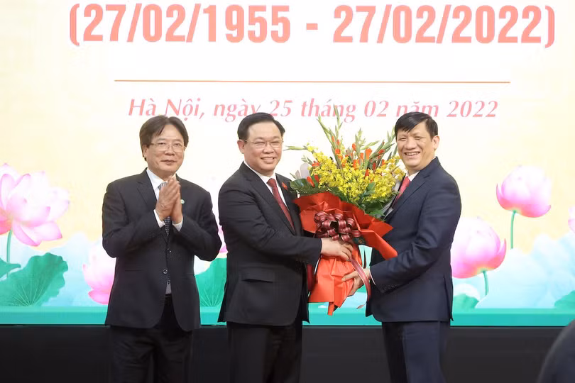 Chủ tịch Quốc hội Vương Đình Huệ chúc mừng lãnh đạo Bộ Y tế và BV Việt Đức nhân Ngày Thầy thuốc Việt Nam 27/2.