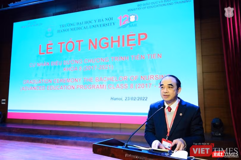GS.TS. Nguyễn Hữu Tú – Hiệu trưởng Trường Đại học Y Hà Nội – ghi nhận những nỗ lực của các sinh viên được đào tạo trong Chương trình tiên tiến