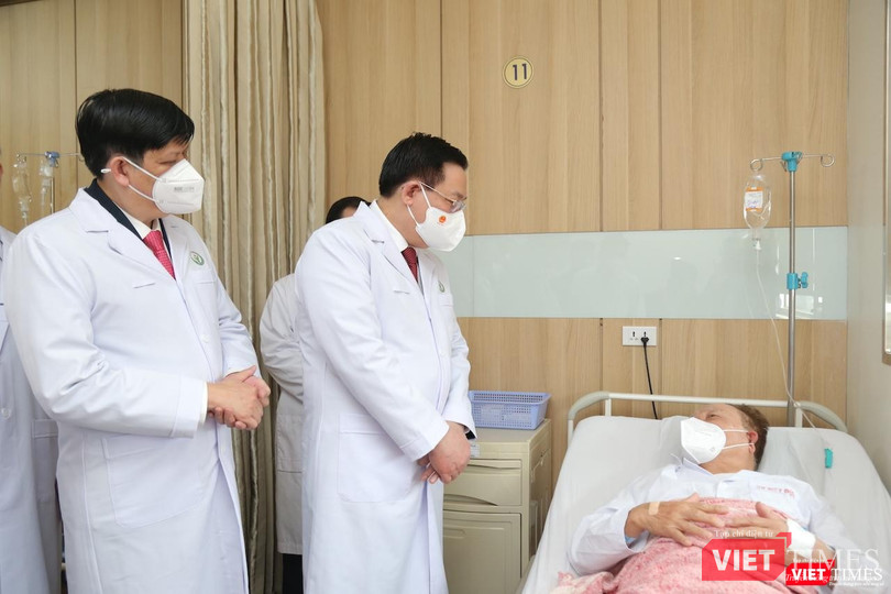Chủ tịch Quốc hội Vương Đình Huệ và Bộ trưởng Bộ Y tế Nguyễn Thanh Long cùng các đại biểu thăm bệnh nhân đang điều trị tại BV Việt Đức Chủ tịch Quốc hội Vương Đình Huệ và Bộ trưởng Bộ Y tế Nguyễn Thanh Long cùng các đại biểu thăm bệnh nhân đang điều trị tại BV Việt Đức