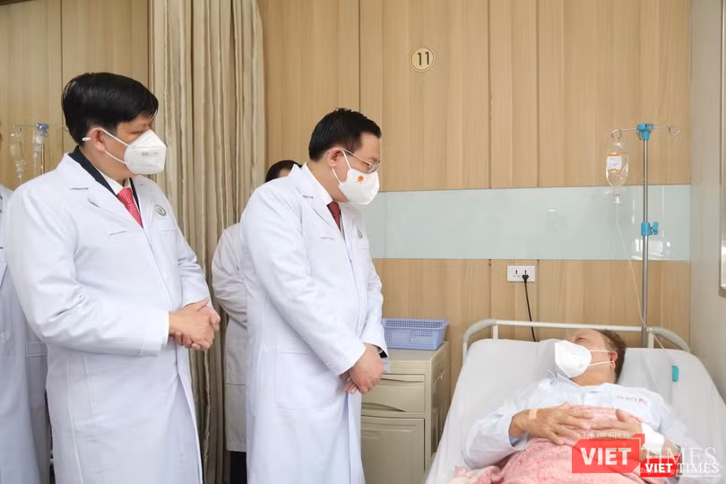 Chủ tịch Quốc hội Vương Đình Huệ và Bộ trưởng Bộ Y tế Nguyễn Thanh Long cùng các đại biểu thăm bệnh nhân đang điều trị tại BV Việt Đức
