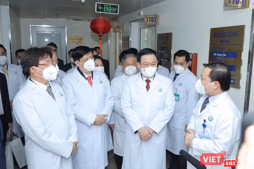 Chủ tịch Quốc hội Vương Đình Huệ và Bộ trưởng Bộ Y tế Nguyễn Thanh Long thăm hỏi các thầy thuốc của BV Việt Đức