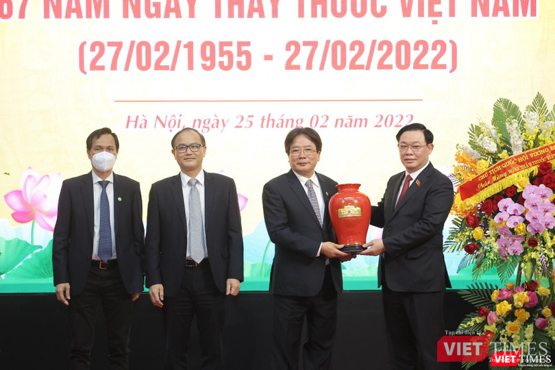 Chủ tịch Quốc hội Vương Đình Huệ tặng hoa và quà chúc mừng các thầy thuốc của BV Việt Đức Chủ tịch Quốc hội Vương Đình Huệ tặng hoa và quà chúc mừng các thầy thuốc của BV Việt Đức