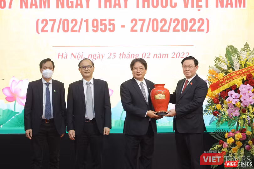 Chủ tịch Quốc hội Vương Đình Huệ tặng hoa và quà chúc mừng các thầy thuốc của BV Việt Đức