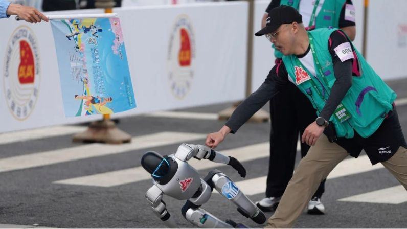 Một con robot mất kiểm soát khi bắt đầu cuộc đua bán marathon robot đầu tiên trên thế giới tại Bắc Kinh. Ảnh: SMCP.