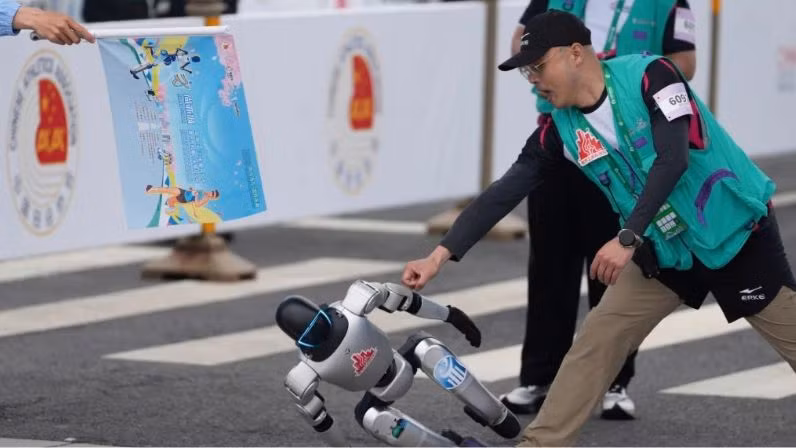 Một con robot mất kiểm soát khi bắt đầu cuộc đua bán marathon robot đầu tiên trên thế giới tại Bắc Kinh. Ảnh: SMCP.