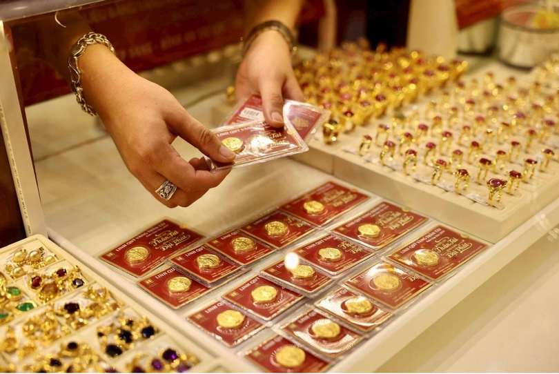 Giá vàng trong nước giảm 500.000 đồng/lượng. Ảnh: Quang Minh.