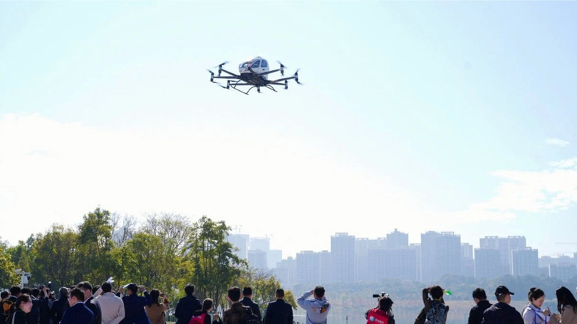 Máy bay không người lái chở khách tự động EH216-S của EHang hoàn thành chuyến bay trình diễn thương mại đầu tiên tại thành phố Quảng Châu, miền nam Trung Quốc. Ảnh: SCMP.