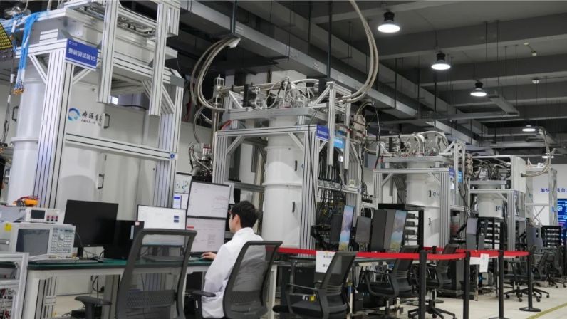 Các nhà khoa học làm việc trên máy tính lượng tử siêu dẫn Origin Wukong. Ảnh: Origin Quantum.