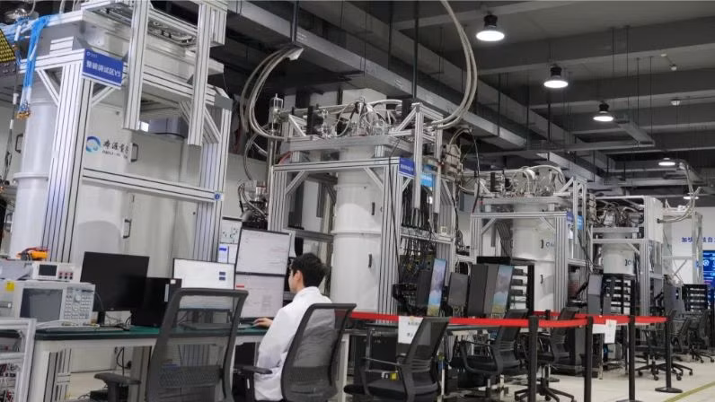 Các nhà khoa học làm việc trên máy tính lượng tử siêu dẫn Origin Wukong. Ảnh: Origin Quantum.