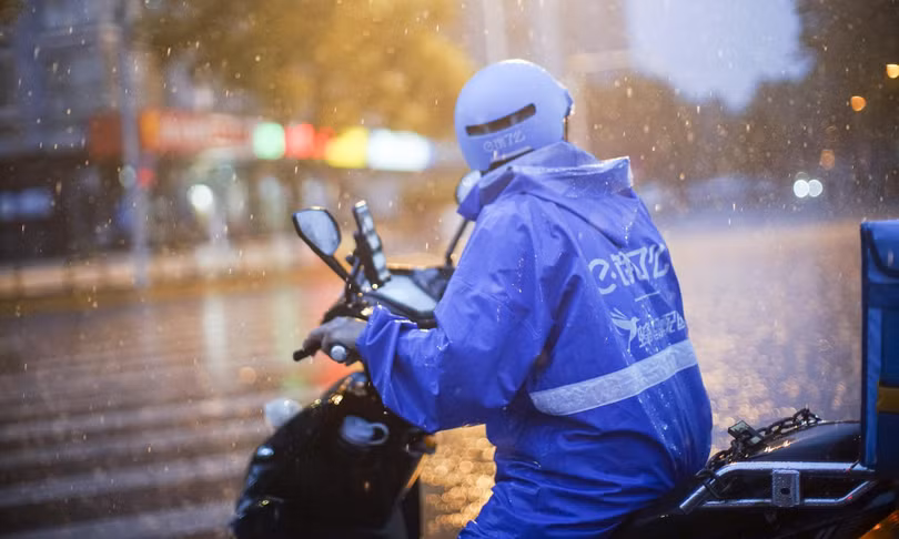 Ele.me đang phải đối mặt với phản ứng dữ dội từ dư luận sau khi một nhân viên giao hàng tự thiêu để phản đối việc không được trả lương. Nguồn ảnh: Global Times