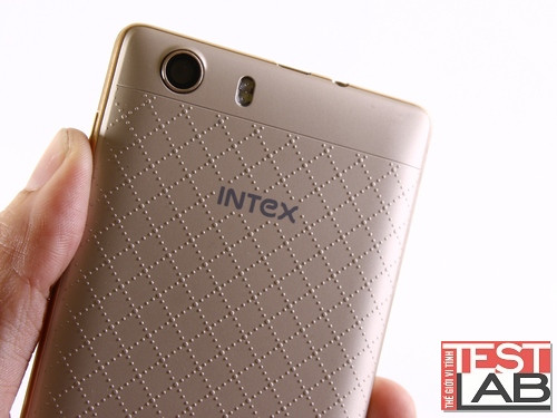 Trợ sáng cho camera chính là đèn flash LED kép.