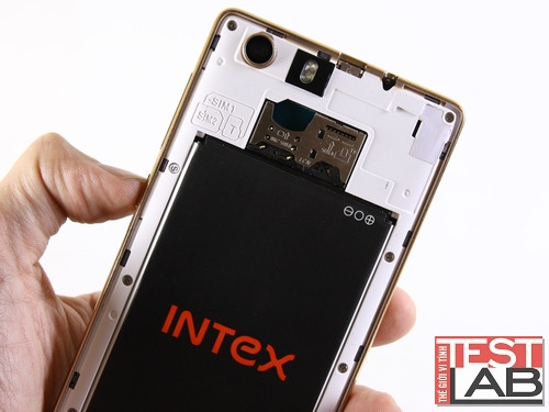 Intex Aqua Lions 3G S hỗ trợ 2 khay SIM và cả khe cắm thẻ microSD.