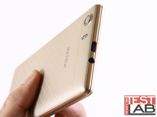 Toàn bộ cổng giao tiếp tập trung ở đỉnh máy.