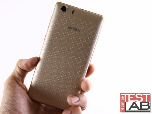 Intex Aqua Lions 3G S có kiểu dáng chẳng khác một chiếc ví cầm tay.