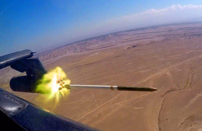 Trực thăng tấn công Apache AH-64 phóng rocket Hydra 70. Ảnh Military Ukraine.