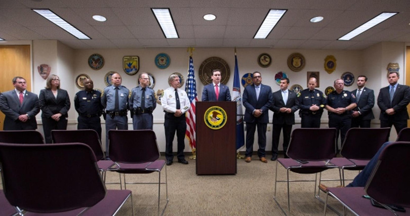 Công tố viên G. Zachary Terwilliger (giữa) thông báo về vụ án bắt giữ 30 kg Fetannyl có nguồn gốc Trung Quốc vận chuyển vào Mỹ. Ảnh: AP