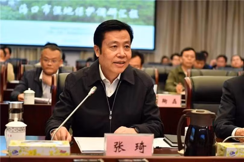 Trương Kỳ, Ủy viên thường vụ tỉnh ủy Hải Nam, Bí thư thành ủy Hải Khẩu bị bắt hôm 6/9 đang gây chấn động về số tiền tham nhũng.